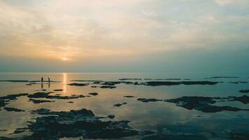 schön Strand Seelandschaft im Sonnenuntergang Licht foto