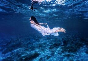 Schwimmen im schön Blau Meer foto