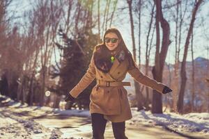 glücklich Frau im das Winter Park foto