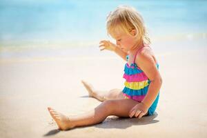 Baby Mädchen spielen auf das Strand foto