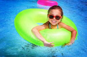 heiter Mädchen im Schwimmen Schwimmbad foto