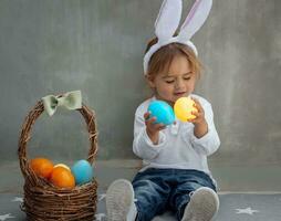 glücklich Ostern Hase mit bunt Eier foto