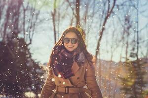 heiter weiblich genießen Winter foto