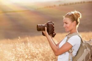 glücklicher Fotograf, der die Natur genießt foto