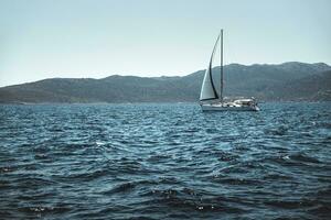 schön Meer Landschaft mit wenig Segelboot auf es foto