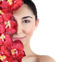 Frau mit Orchidee Blumen auf Gesicht foto