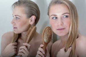 Frau mit schön gesund Haar foto