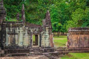 uralt khmer die Architektur. tolle Aussicht von Bajon Tempel beim Sonnenuntergang. Angkor wat Komplex, siem ernten, Kambodscha Reise Ziele foto