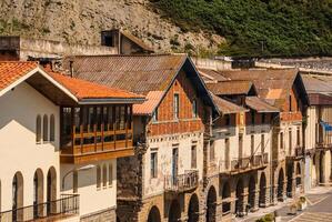 Aussicht von das alt Straße und Gebäude getaria, Spanien, Europa foto