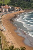 Panorama- Aussicht von Zarautz mit Guetaria auf das Hintergrund auf ein hell sonnig Sommer- Tag. foto