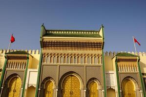 Nahansicht von 3 aufwendig Messing- und Fliese Türen zu königlich Palast im Fes, Marokko foto