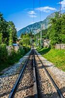 Eisenbahnschienen in einer ländlichen Szene foto