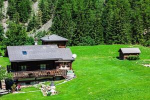 traditionell Land Haus im schweiz Alpen foto