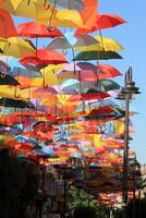 Straße dekoriert mit farbig Regenschirme, Madrid, getafe Spanien foto
