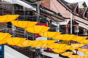 Hintergrund bunt Regenschirm Straße Dekoration foto