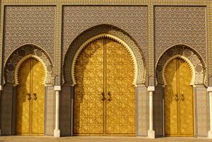 Nahansicht von 3 aufwendig Messing- und Fliese Türen zu königlich Palast im Fes, Marokko foto
