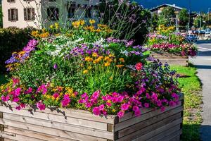 Straße dekoriert durch Blumen, Chamonix mont Blanc, Frankreich foto