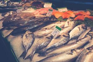 Barcelona, la Boqueria ein bedeckt Markt zum Fisch, Fleisch, Gemüse, Früchte und Lebensmittel von alle Arten foto