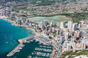 hoch Winkel Aussicht von das Yachthafen im Calp, Alicante, Spanien foto