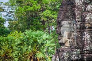 alte Steingesichter des Bajon-Tempels, Angkor, Kambodscha foto