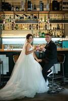 Braut und Bräutigam in einer Cocktailbar foto