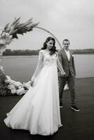 das zuerst Hochzeit tanzen von das Braut und Bräutigam auf das Seebrücke in der Nähe von das Fluss foto