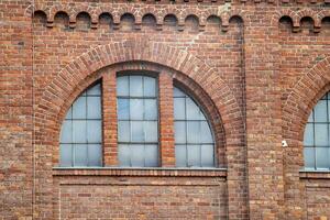 alt Fenster im ein Backstein Mauer von ein industriell fast 100 Jahre alt Bauen foto