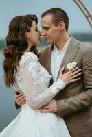 das zuerst Hochzeit tanzen von das Braut und Bräutigam auf das Seebrücke in der Nähe von das Fluss foto