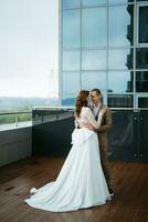 Braut und Bräutigam zuerst Treffen auf das Dach von Wolkenkratzer foto