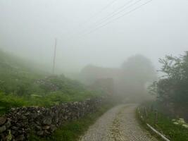 dumanli Dorf im nebelig Wetter, Gumushan, türkisch. Santa Ruinen. foto