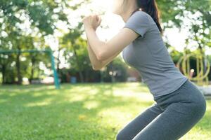 Gesundheit Pflege weiblich ausüben auf das Park. asiatisch Frau tun Übungen im Morgen. Gleichgewicht, Erholung, Entspannung, ruhig, gut Gesundheit, Glücklich, entspannen, gesund Lebensstil, reduzieren betonen, friedlich, attit foto