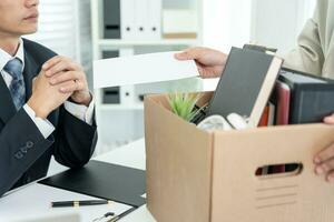 Rücktritt, verlassen, aufhören, stressig Geschäftsfrau werden zurücktreten von das Unternehmen. weiblich Mitarbeiter ist Heben ein braun Papier Box Das hält persönlich Artikel. , Job Platzierung und Stellenangebote, Rücktritt Brief foto