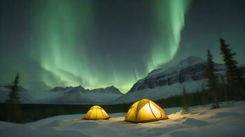 ai generiert Aurora Über schneebedeckt Berg Landschaft unter sternenklar Nacht Himmel foto