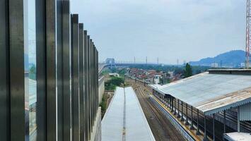 Bandung, Indonesien. 26 Dezember 2023. ein Aussicht von ein Zug Bahnhof von ein Gebäude foto