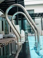 Treppe Metall Aluminium Stahl Hotel Eigentumswohnung Wohnung Resort Schwimmen Schwimmbad Wasser Fluss Ozean Leiter Geländer am Pool Geländer Schwimmen Schwimmbad Luxus Sicherheit rostfrei Erholung tief Sicherheit gesund foto