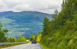 fahrt durch norwegen im sommer blick auf berge und wälder
