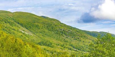 unglaubliche norwegische landschaft mit bergen wolken wälder jotunheimen norwegen foto