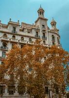 historisch Wohnung Gebäude im Europa Stadt Foto. herbstlich Barcelona, Katalonien. foto