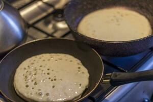 schließen oben Schuss von ein Pfannkuchen Sein gebacken auf das Küche. Essen foto