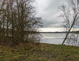 Landschaft Schuss von das See während kalt Jahreszeit. Natur foto