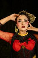 ein Sundanesisch Tänzer tragen Gold Schmuck welche gibt ein luxuriös Gefühl zu ihr Aussehen auf Bühne foto