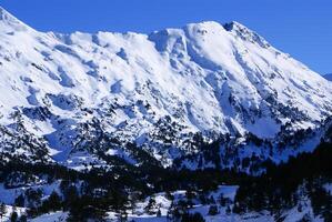 Panoramablick auf die Südseite des Maladeta-Massivs in den Pyrenäen foto