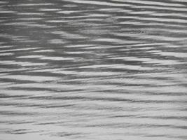 Wasserbeschaffenheit in einem Fluss, Oberfläche im Regen, Flecken foto