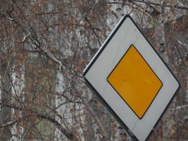 Verkehrszeichen, die die Bewegungsrichtung von Autos und Fußgängern anzeigen foto