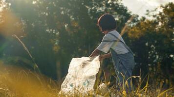 Kind Mädchen Sammlung Plastik Müll im Natur. Kind pflücken oben Müll im Park. foto