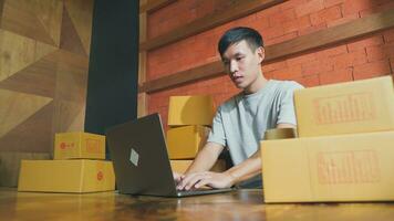 asiatisch Mann Verkäufer mit Laptop Antworten Fragen das Lieferung zum das Kunde, online Verkauf, oder E-Commerce. foto