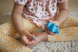 Kind Hand halten Blau Farbe Schleim foto