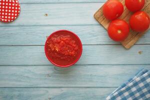 Tomate Einfügen mit reif Tomaten. foto