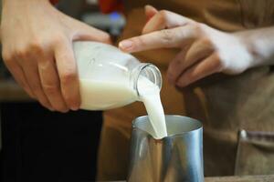 Gießen Milch von ein Flasche foto