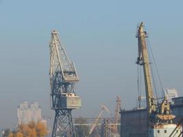 Hafenkräne für den Gütertransport im Hafenlogistikkomplex foto